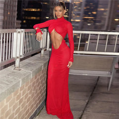 Robe longue rouge froncée et découpée