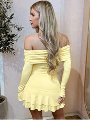 Robe mini moulante à volants et épaules dénudées