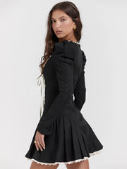 Robe moulante froncée à manches bouffantes et bandage en dentelle