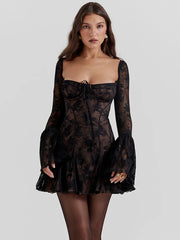 Robe moulante imprimée à manches évasées et plissée