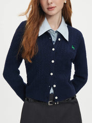 Gilet d'automne décontracté en maille brodée, style cardigan d'automne.
