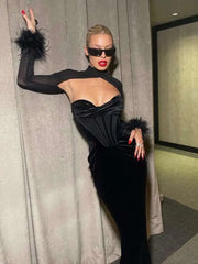 Robe midi moulante à manches en résille et plumes