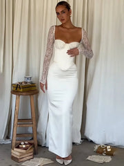 Robe moulante en dentelle à manches longues et fente au dos