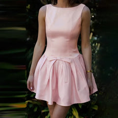 Robe mini plissée moulante dos nu à nœud