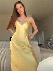 Robe midi jaune satinée dos nu à bretelles