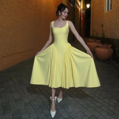 Robe de bal jaune à col carré, bretelles et plis ajustés