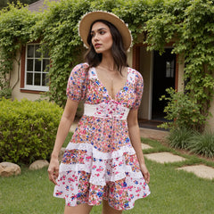 Robe mini fleurie à col V et nœud papillon en dentelle