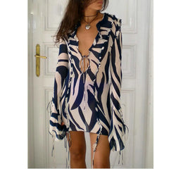 Robe moulante à col en V et imprimé zèbre à volants