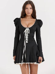 Robe moulante froncée à manches bouffantes et bandage en dentelle