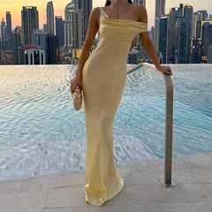 Robe longue asymétrique en satin à dos nu