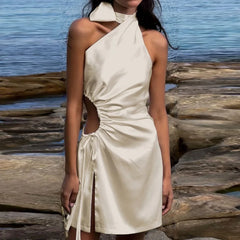 Robe de bal à col montant, nœuds et taille ajourée, laçage.