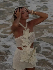 Robe courte à dos nu en maille ajourée et à fleurs