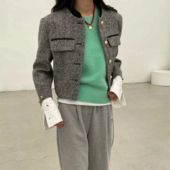 Manteau court à carreaux et boutons métalliques