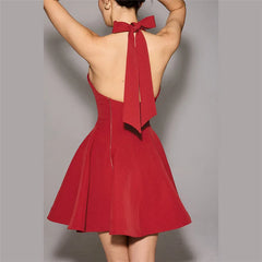 Robe de bal rouge dos nu à taille haute et empiècements