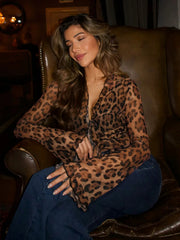 Blouse transparente en résille léopard