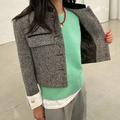 Manteau court à carreaux et boutons métalliques