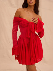 Robe moulante rouge sans bretelles à plis évasés