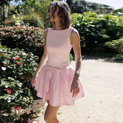 Robe mini plissée moulante dos nu à nœud