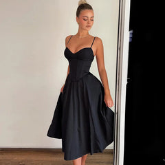 Robe de bal noire à corset rigide et bretelles longues