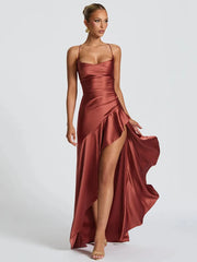 Robe longue fendue en satin à fines bretelles