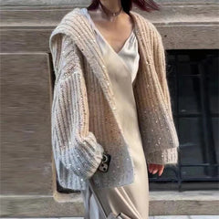 Gilet oversize à capuche et sequins en maille, avec capuche.