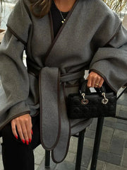 Manteau en laine ample à ceinture contrastée