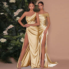 Robe longue asymétrique fendue en satin