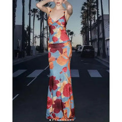Robe de vacances à bretelles fines et à fleurs contrastées et perles