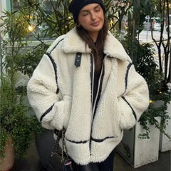 Manteau en laine d'agneau à coutures colorées