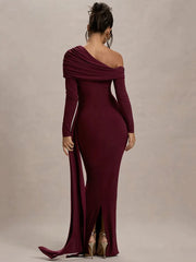 Robe moulante à col asymétrique et manches drapées