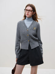 Gilet en maille à torsades brodées et col en V