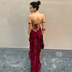 Robe de bal courte en tulle bordeaux à épaules dénudées et lacets