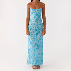 Robe moulante fendue à sequins et perles