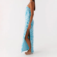Robe de vacances à bretelles fines fendues et ornée de sequins et de perles