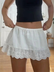 Mini-jupe blanche à œillets et fleurs