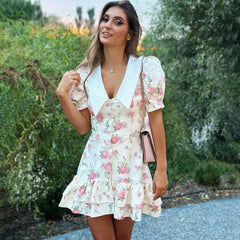 Robe mini moulante imprimée à volants et col en V