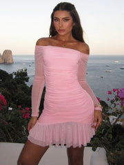 Robe mini rose à épaules dénudées et froncée