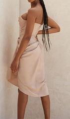 Robe midi bustier froncée en soie rose