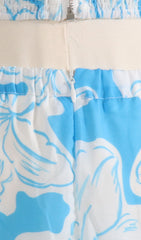 Robe d'été fluide à bretelles et imprimé floral bleu 