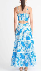 Robe d'été fluide à bretelles et imprimé floral bleu 