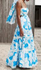 Robe d'été fluide à bretelles et imprimé floral bleu 