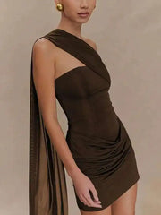 Robe courte drapée à épaules dénudées