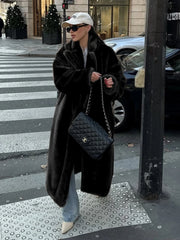 Manteau long en velours lâche et empiècements de fourrure