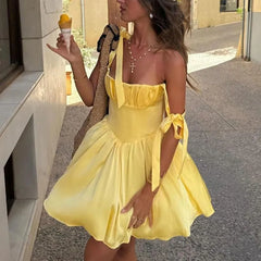 Robe mini plissée jaune à dos nu