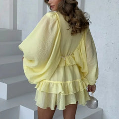 Robe mini plissée à volants et manches longues