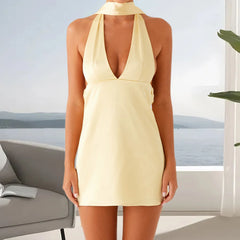 Robe courte dos nu à col V en satin fleuri