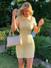 Robe courte à volants en maille taille haute