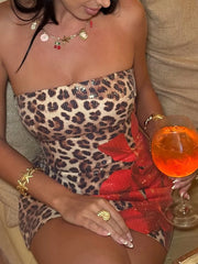 Robe de vacances mini sans bretelles et dos nu à sequins