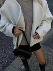 Élégant manteau court en laine à festons