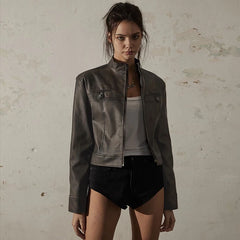 Manteau slim en cuir à fermeture éclair et boutons